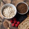 Błonnik w diecie — produkty bogate w błonnik: owies, soczewica, czarna fasola, maliny, siemię lniane, pełnoziarniste pieczywo i brokuły