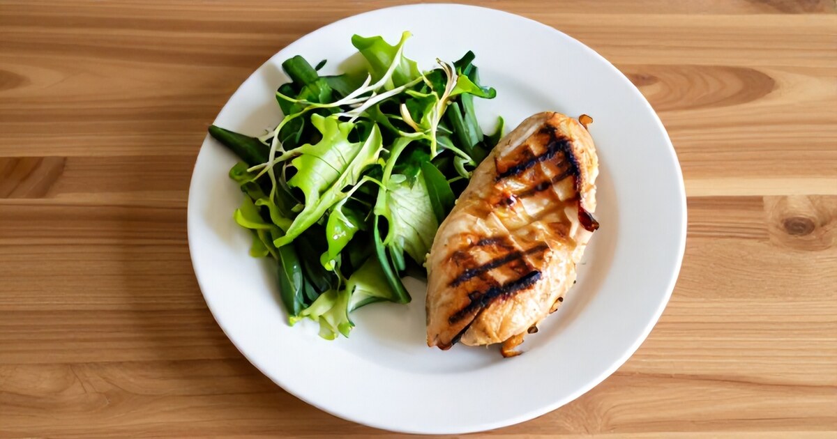 Talerz na diecie 1200 kcal — grillowana pierś kurczaka i zielona sałata, kontrolowana porcja