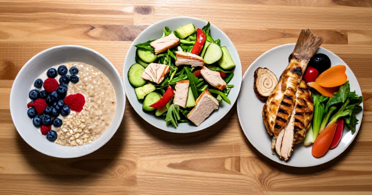 Przykładowy dzień na diecie 1200 kcal — owsianka z jagodami, sałatka z kurczakiem, ryba z warzywami